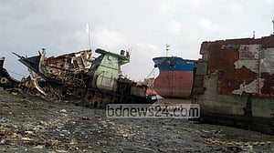 সীতাকুণ্ডে জাহাজ ভাঙার সময় আগুন, ৮ শ্রমিক দগ্ধ