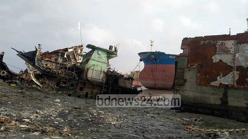 সীতাকুণ্ডে জাহাজ ভাঙার সময় আগুন, ৮ শ্রমিক দগ্ধ