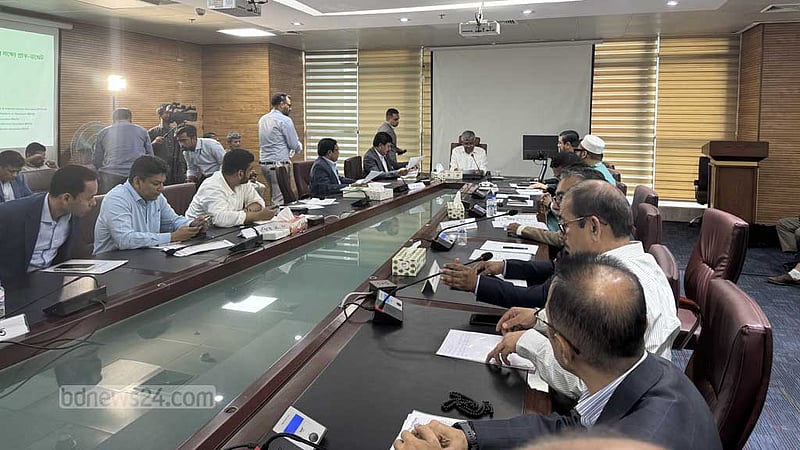 ‘কাপড়ের আড়ালে মদ আমদানি’, এভাবেই দেশ চলবে, প্রশ্ন এনবিআর চেয়ারম্যানের