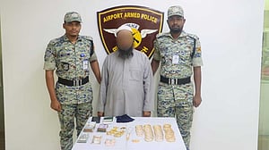 শাহজালালে ৪৩ ভরি স্বর্ণালংকারসহ আটক ১