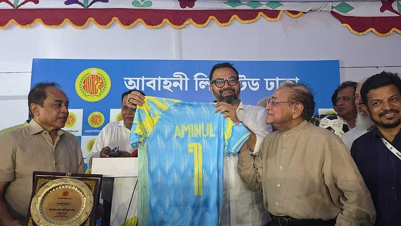 ‘ক্রীড়াঙ্গনকে রাজনৈতিক প্রভাবমুক্ত রাখতে হবে’, আবাহনীতে বললেন আমিনুল