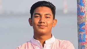 ‘প্রাণে বাঁচতে’ আটতলায় উঠেও রক্ষা পেল না কলেজ ছাত্র