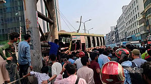 সড়ক বিভাজকে উঠে গেল বাস, বনানীতে নিহত ২