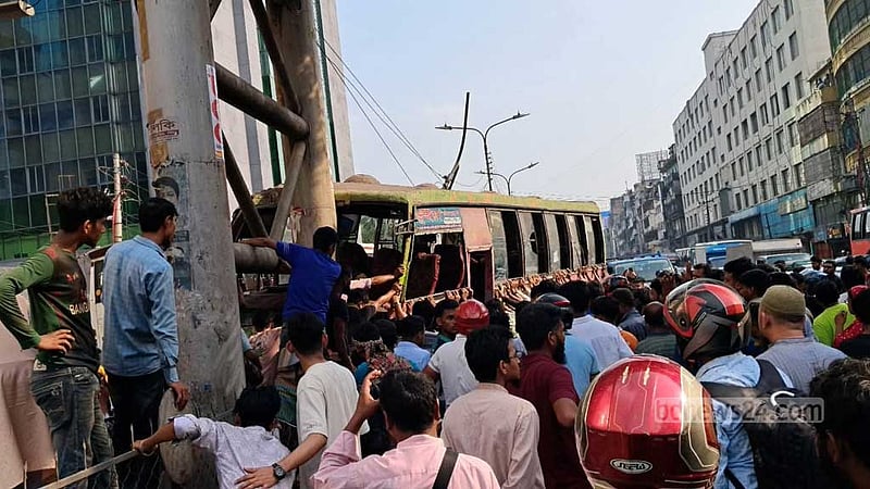 সড়ক বিভাজকে উঠে গেল বাস, বনানীতে নিহত ২