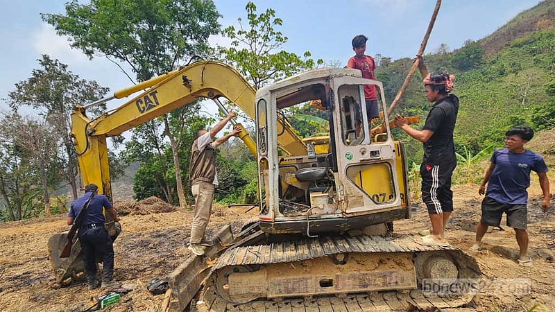 ‘পাড়াবনের’ গাছ নিধন: প্রশাসনের অভিযানে এক্সক্যাভেটর ধ্বংস, ৩০০ ঘনফুট কাঠ জব্দ