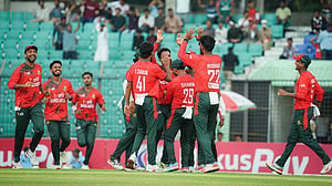 শেষের বিধ্বংসী ব্যাটিংয়ে রান তাড়ার রেকর্ড গড়ে বাংলাদেশের জয়