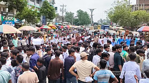 বেনাপোল স্থলবন্দরে হাসপাতালের দাবিতে ২ ঘণ্টা সড়ক অবরোধ