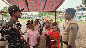 পশ্চিমবঙ্গ বিধানসভা নির্বাচনের প্রথম দফার ভোট চলছে