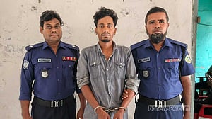 মনপুরায় গৃহবধূকে ‘নির্যাতন ও লুটপাট’: বাবাকে কুপিয়ে জখম, গ্রেপ্তার ১