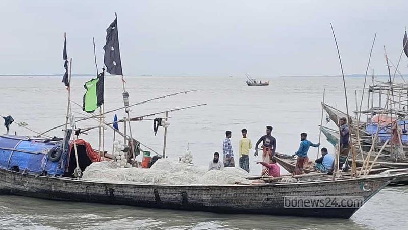মধ্যরাতে শেষ হচ্ছে নিষেধাজ্ঞা, ভোলায় নদীতে নামতে প্রস্তুত জেলেরা