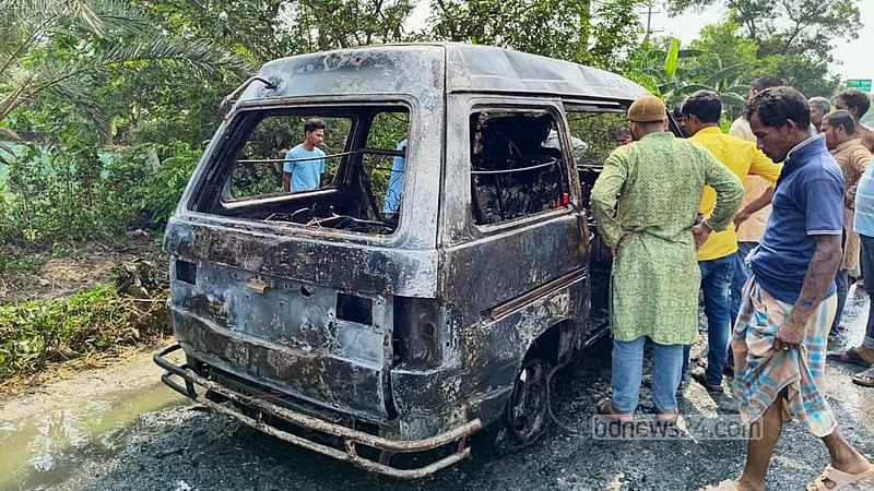 বগুড়ায় পাম্পে জ্বালানি নিয়ে ফেরার পথে চলন্ত মাইক্রোবাসে আগুন
