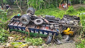 ব্রিজের রেলিং ভেঙে উল্টে পড়লো ট্রাক, প্রাণে বাঁচলেন চালক ও সহকারী