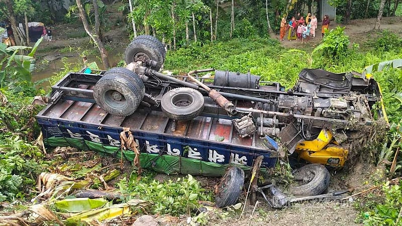ব্রিজের রেলিং ভেঙে উল্টে পড়লো ট্রাক, প্রাণে বাঁচলেন চালক ও সহকারী