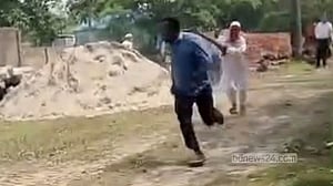 সড়ক নির্মাণে অনিয়ম: পরিদর্শনে যাওয়া প্রকৌশলীকে মারধরের অভিযোগ