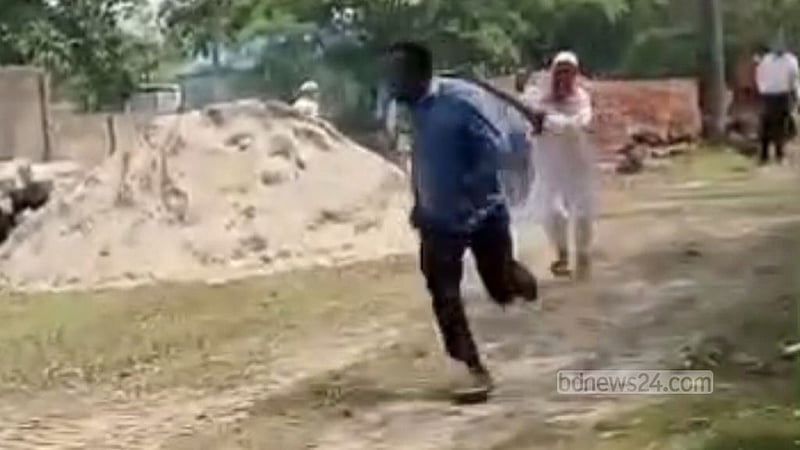 সড়ক নির্মাণে অনিয়ম: পরিদর্শনে যাওয়া প্রকৌশলীকে মারধরের অভিযোগ