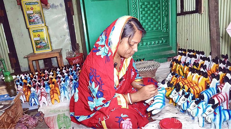 নববর্ষ ঘিরে চাঁদপুরের গ্রামে মৃৎশিল্পীদের ব্যস্ততা
