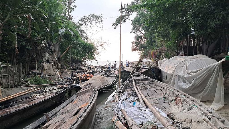 নিষেধাজ্ঞা শেষে ইলিশ ধরার প্রস্তুতি মেঘনা পাড়ের জেলেদের