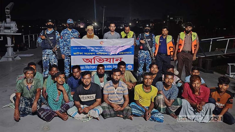 চাঁদপুরে নিষেধাজ্ঞা অমান্য করে জাটকা ধরায় ২২ জেলে আটক