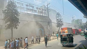 চট্টগ্রামে বিপণি বিতানের আগুন নিয়ন্ত্রণে
