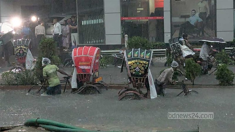 কয়েক ঘণ্টার বৃষ্টিতে ডুবেছে চট্টগ্রাম