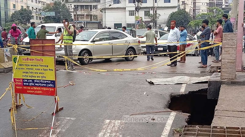 বন্দরনগরীতে বৃষ্টিতে জলজট, ভেঙেছে সড়ক