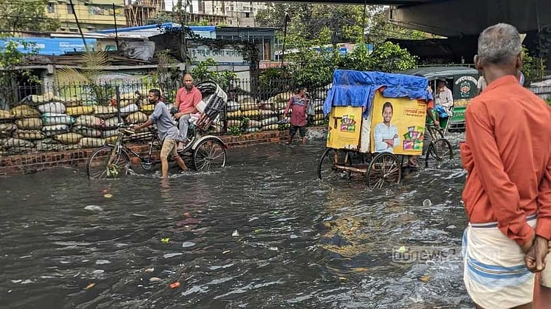 স্বস্তির বৃষ্টিতে চট্টগ্রামে জলাবদ্ধতার অস্বস্তি