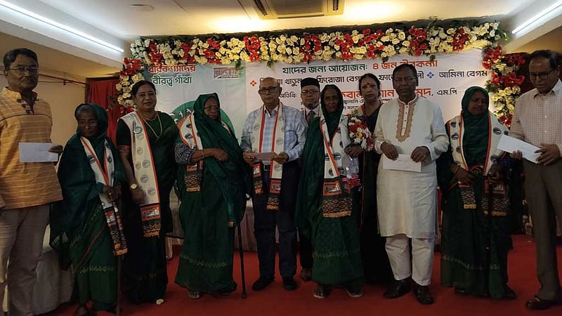৪ বীরঙ্গনাকে সংবর্ধনা দিল ‘চেষ্টা’