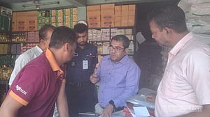 চুয়াডাঙ্গায় বেশি দামে তেল বিক্রি, ৩ প্রতিষ্ঠানকে জরিমানা