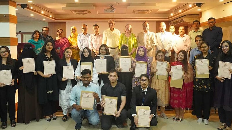 সিআইইউয়ের ১৪৫ শিক্ষার্থী পেল ‘একাডেমিক এক্সিলেন্স অ্যাওয়ার্ড’
