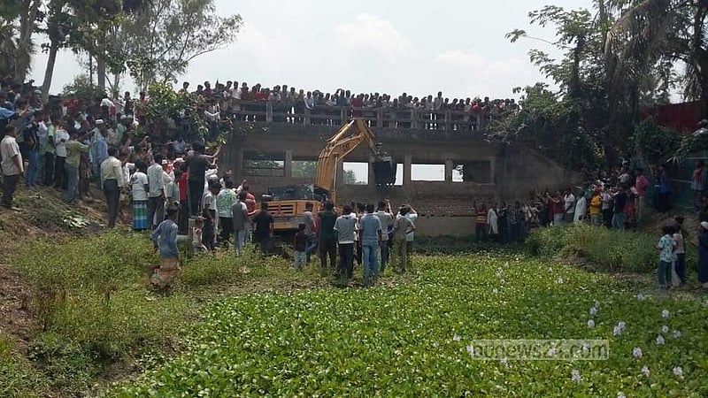 লাকসামে খালের বাঁধ অপসারণ, আড়াইশ বিঘা জমি অবমুক্ত