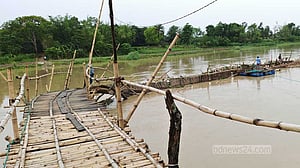 পাহাড়ি ঢলে ভেসে গেল গোমতী নদীর গোলাবাড়ি সাঁকো