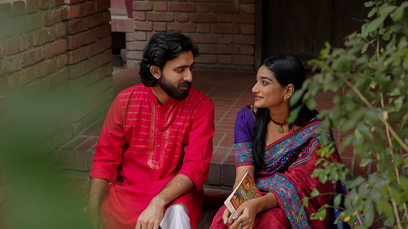 সম্পর্কের গভীরতায় ‘নীরবে পাশে থাকা’