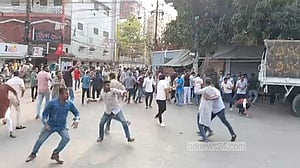 চট্টগ্রাম সিটি কলেজে ‘গ্রাফিতি নষ্ট করায়’ শিবির-ছাত্রদল সংঘর্ষ