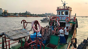 চট্টগ্রামে লাইটার জাহাজ থেকে ৩৭ হাজার লিটার তেল জব্দ