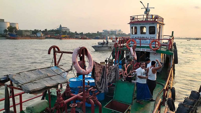 চট্টগ্রামে লাইটার জাহাজ থেকে ৩৭ হাজার লিটার তেল জব্দ