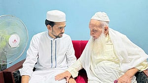 ‘দোয়া’ নিতে হেফাজত আমিরের কাছে আসিফ মাহমুদ
