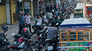 কুমিল্লায় জ্বালানি তেলের হাহাকার: দীর্ঘ হচ্ছে গাড়ির সারি, ক্ষোভ
