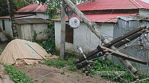 ঝড়: কুমিল্লায় অন্তত ৩৫ ট্রান্সফরমার নষ্ট, বিদ্যুৎ বিচ্ছিন্ন ২৭ হাজার গ্রাহক