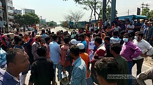 কুমিল্লায় বকেয়া বেতনের দাবিতে সড়ক অবরোধ, পুলিশের লাঠিপেটা