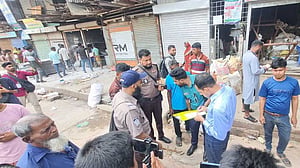 রাজধানীর ফুটপাত-সড়কে দিনভর উচ্ছেদ অভিযান, ২৩ জনের কারাদণ্ড