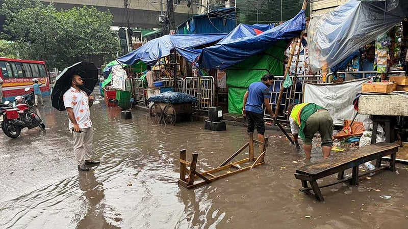 দিন শুরু বৃষ্টিতে, ভোগান্তিতে রাজধানীর মানুষ