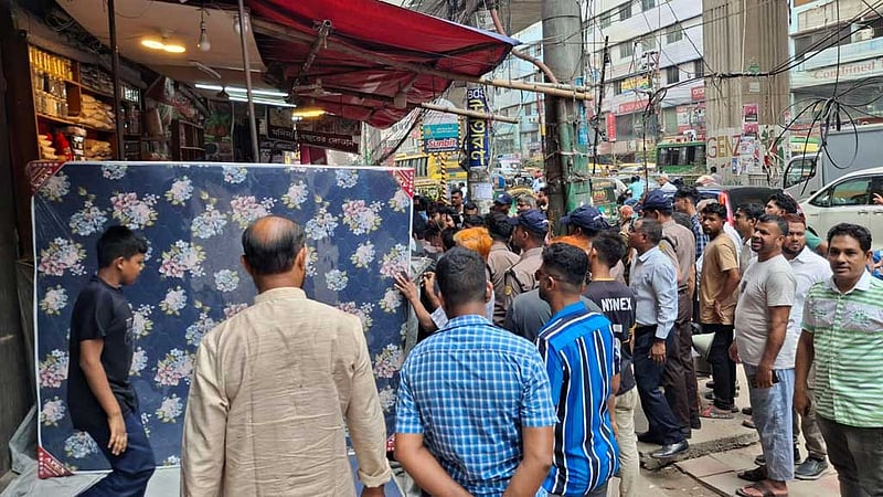 রাজধানীর ফুটপাত-সড়কে উচ্ছেদ অভিযান, মামলা ২৫
