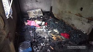 গভীর রাতে ঘরে আগুন: দিনাজপুরে দগ্ধ দম্পতির মরদেহ উদ্ধার
