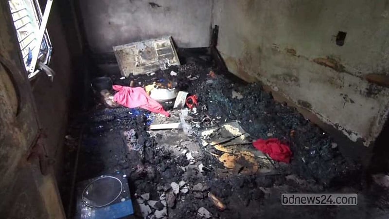 গভীর রাতে ঘরে আগুন: দিনাজপুরে দগ্ধ দম্পতির মরদেহ উদ্ধার