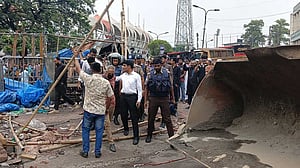 জিপিও এলাকায় রাস্তা ও ফুটপাত দখলমুক্ত, সায়েদাবাদে ১০০ বাস কাউন্টার সিলগালা