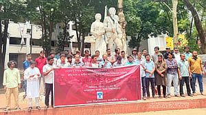 সাংবাদিকদের মারধরের প্রতিবাদে ডুজার মানববন্ধন