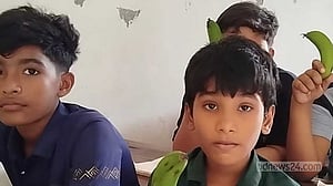 ‘স্কুল ফিডিং’: ফরিদপুরে বন রুটির সঙ্গে কাঁচা কলা, শিক্ষিকা বরখাস্ত
