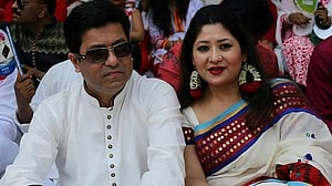 তাপস ও স্ত্রীর ৬ ক্রেডিট কার্ডের ডেবিট কার্যক্রম বন্ধ