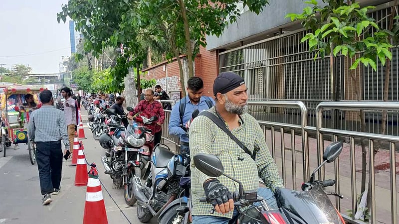 ‘আগে দিনটাই যেত লাইনে, এখন লাগছে ৪ ঘণ্টার মত’