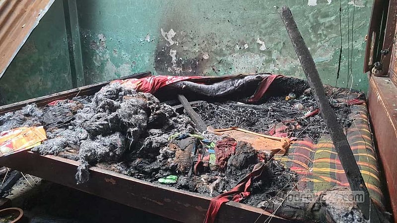 গাজীপুরে মোমবাতির আগুনে পুড়ল শ্রমিকদের ১৯ ঘর